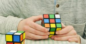 “Haber” conjugation in Spanish — a person playing with a Rubik's cube