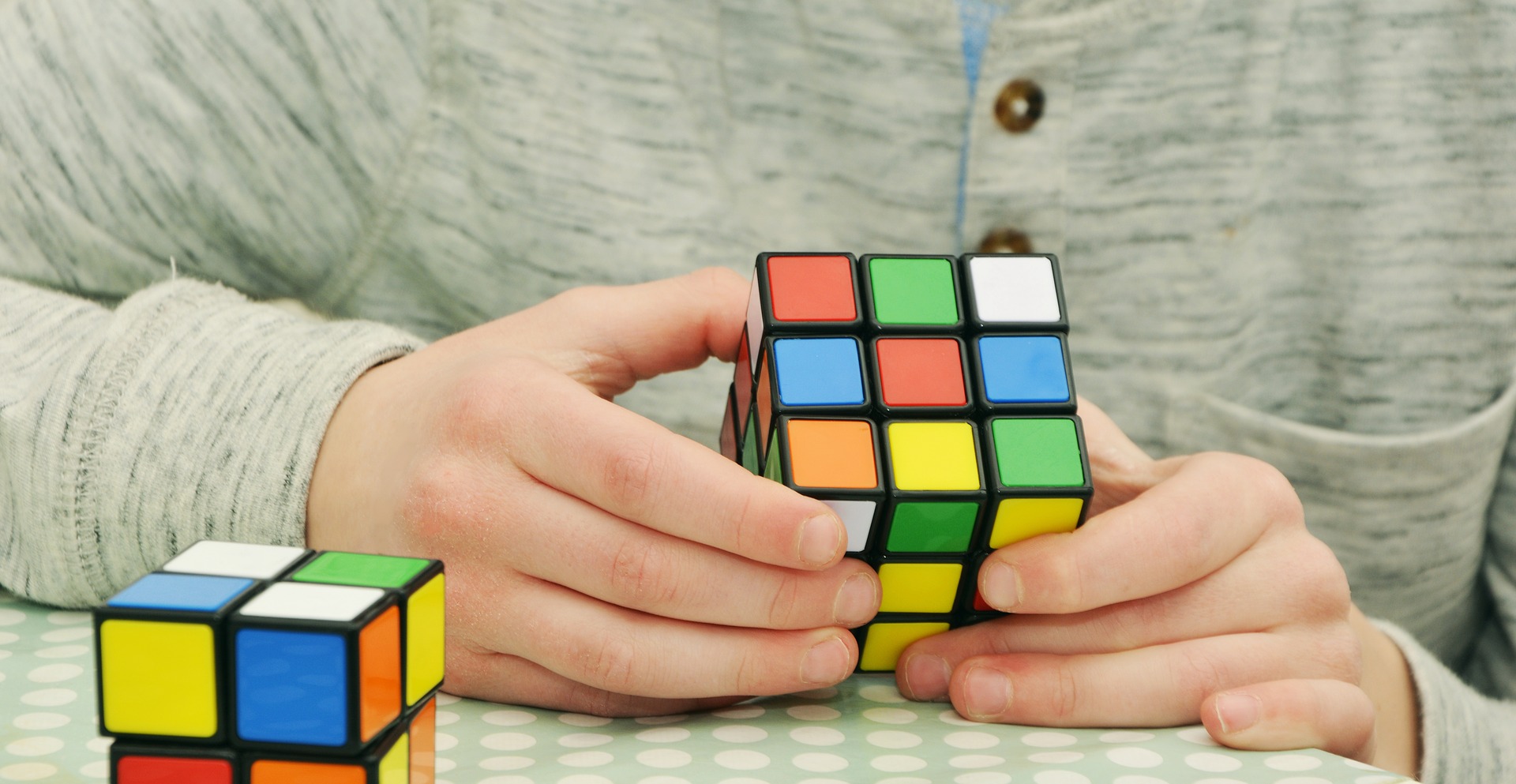 “Haber” conjugation in Spanish — a person playing with a Rubik's cube